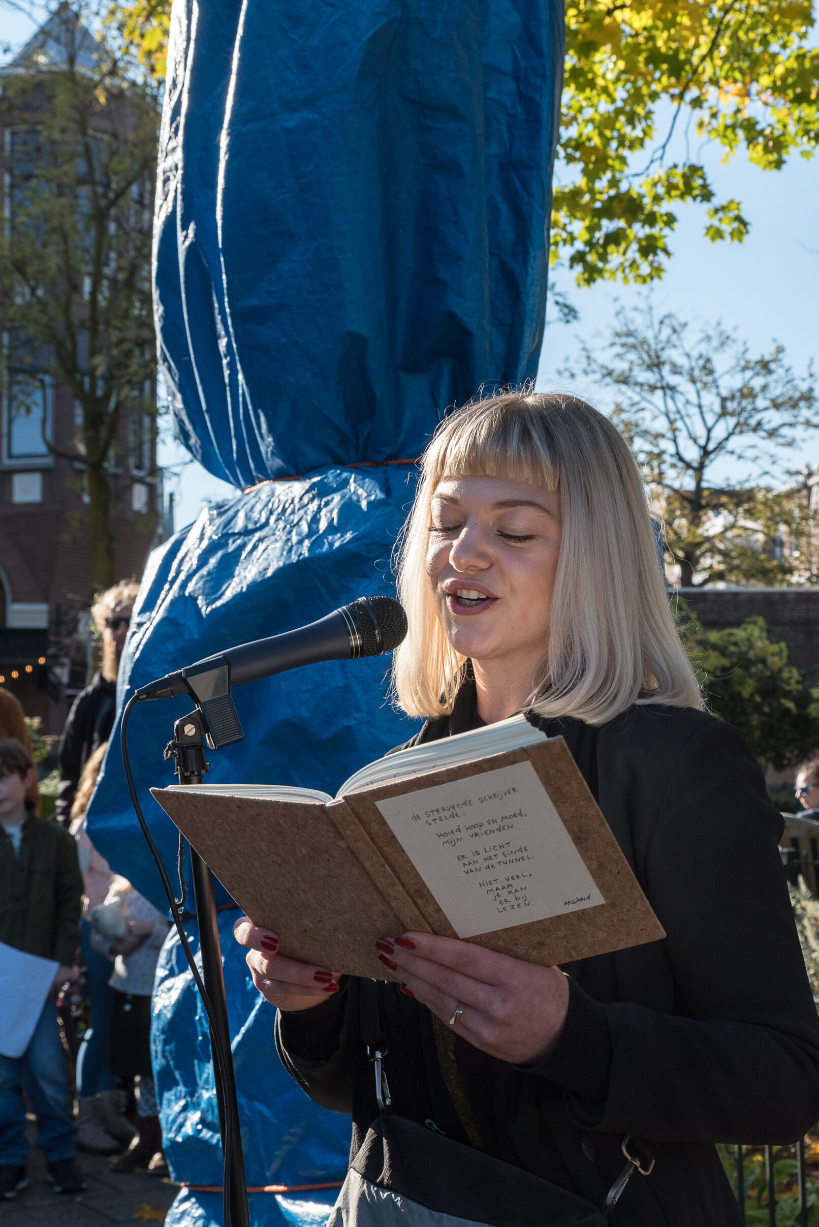 Peer Hommel draagt gedicht voor